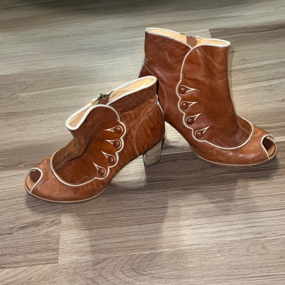 Leather timberland boot with heel.